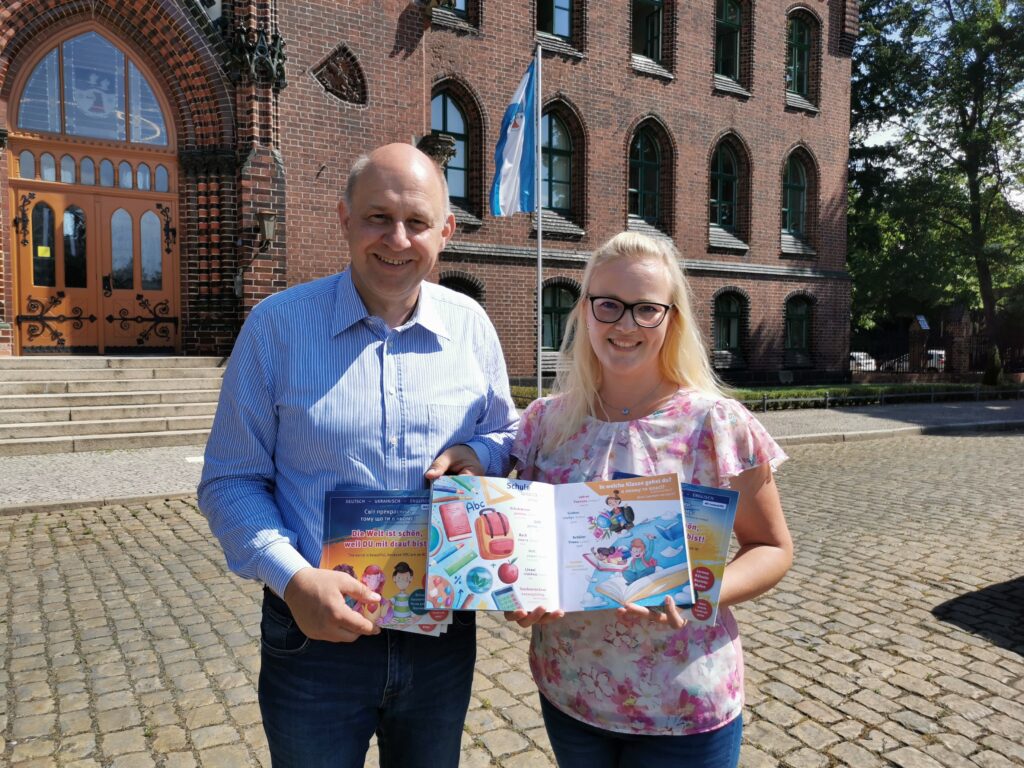 Landrat Roger Lewandowski und die Kinder- und Jugendbeauftragte Bianca Lange präsentieren das Sprachlernbuch © Landkreis Havelland